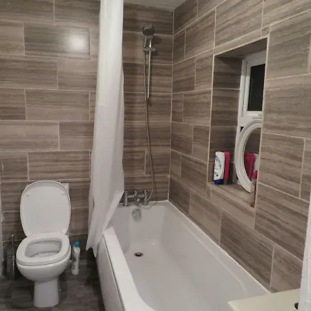 2 Bed Garden Flat Apartamento
