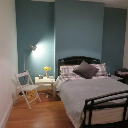 2 Bed Garden Flat Lägenhet *