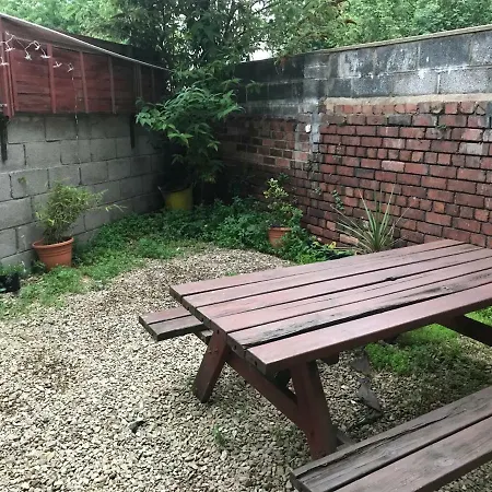 2 Bed Garden Flat Lägenhet